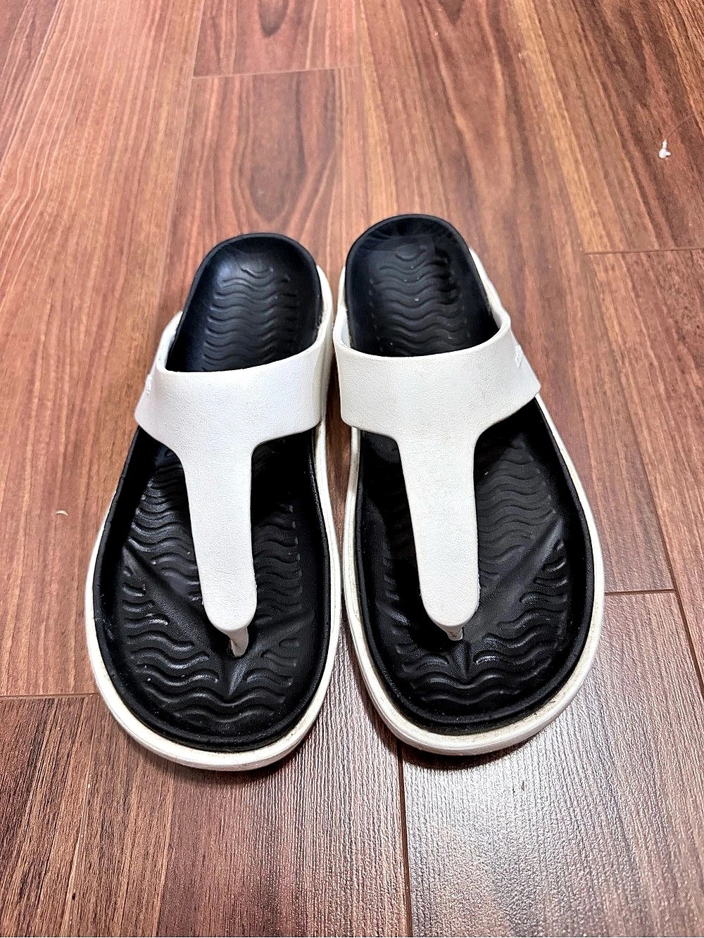 Native White & Black Toe Post Sandals size M8/ W10